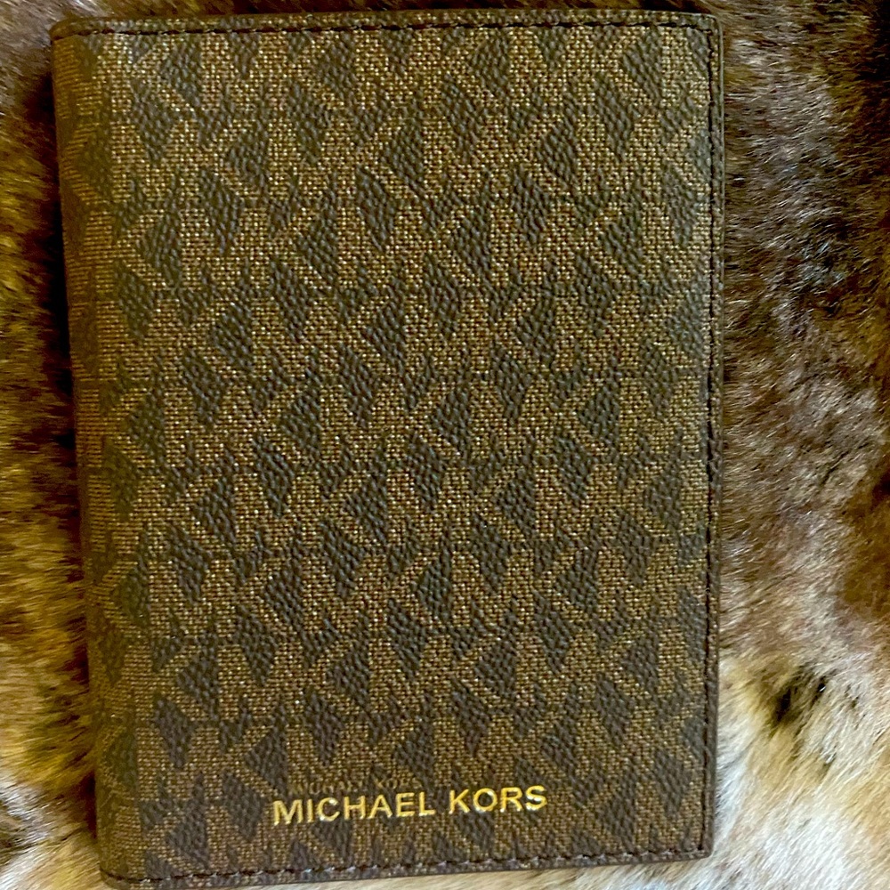 🆕 Michael Kors Jet Set Passport Wallet